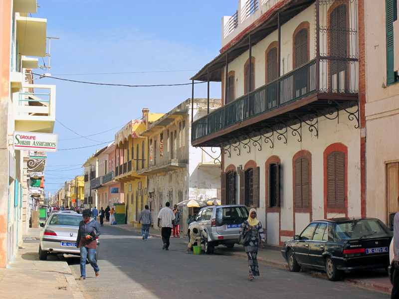 Saint-Louis, Ndar en wolof, souvent appelée « Saint-Louis-du-Sénégal »