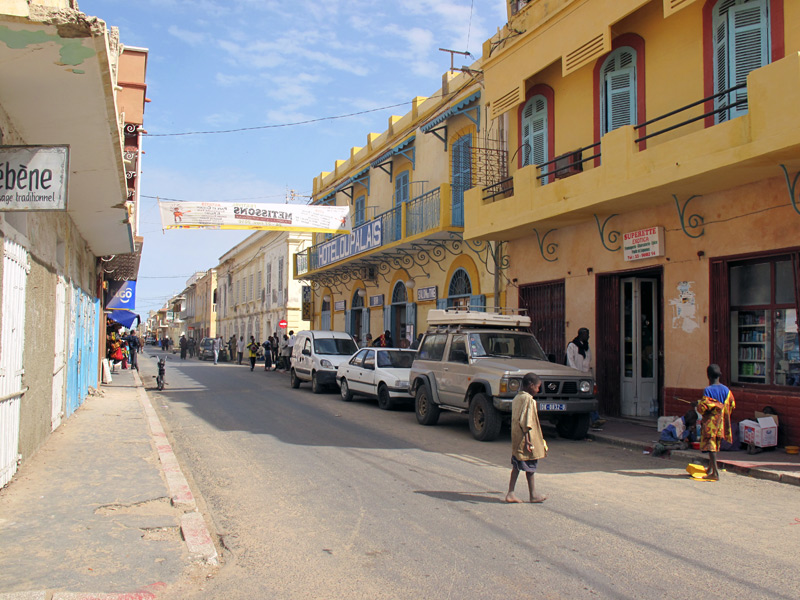 Saint-Louis, Ndar en wolof, souvent appelée « Saint-Louis-du-Sénégal »