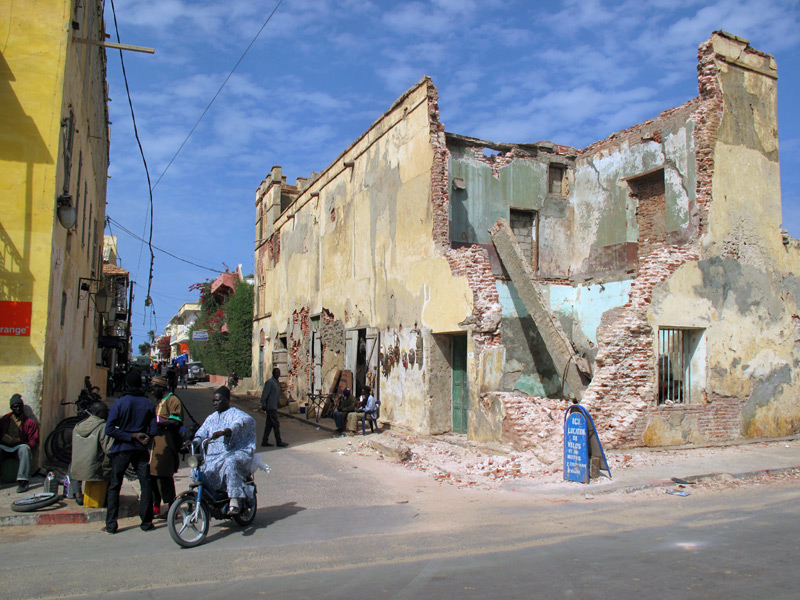 Saint-Louis, Ndar en wolof, souvent appelée « Saint-Louis-du-Sénégal »