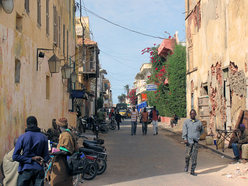 Saint-Louis, Ndar en wolof, souvent appelée « Saint-Louis-du-Sénégal »