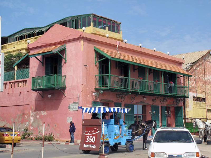 Saint-Louis, Ndar en wolof, souvent appelée « Saint-Louis-du-Sénégal »