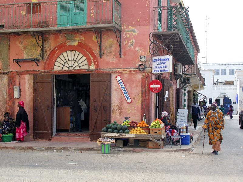 Saint-Louis, Ndar en wolof, souvent appelée « Saint-Louis-du-Sénégal »
