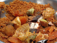 LE plat national typique de la cuisine sénégalaise : le thiébou dieune, du riz cuit avec du poisson et des légumes.