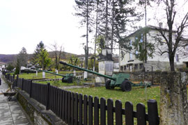 Devant la mairie d'une petite ville bulgare