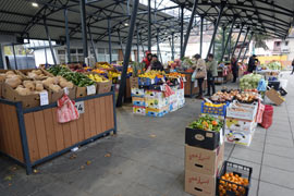 Le marché matinal du village de Teteven, en Bulgarie