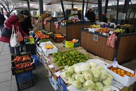 Le marché matinal du village de Teteven, en Bulgarie