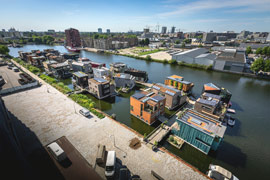 Schoonschip : maisons flottantes très sophistiquées et modernes installées sur un canal de la ville.