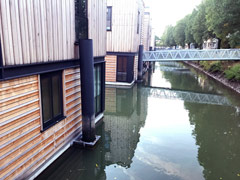 Poteau d'amarrage d'une maison flottante à Rotterdam : la maison entière monte et descend avec la marée montante du canal qui la relie à la mer.