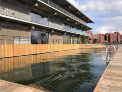 Il y a également une piscine pour les personnes travaillant dans le Bureau Flottant de Rotterdam.