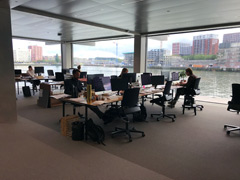 Un bureau d'architectes dans le Floating Office de Rotterdam. Spacieux et confortable !