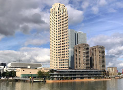 Le Bureau Flottant de Rotterdam vu depuis la rive sud-est : on peut voir les panneaux solaires sur le toit.