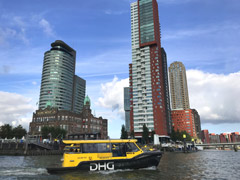 Rotterdam : Le bateau jaune au premier plan est un taxi aquatique.