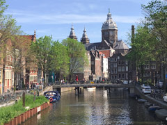 L'Oudezijds Voorburgwal, souvent appelé le canal Oz Voorburgwal. La basilique de Saint-Nicolas est visible à l'arrière-plan.