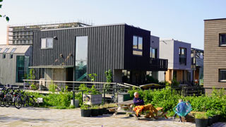 Schoonschip : maisons flottantes très sophistiquées et modernes installées sur un canal de la ville.