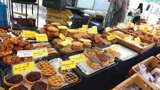 et des pâtisseries au marché du matin à Amsterdam !