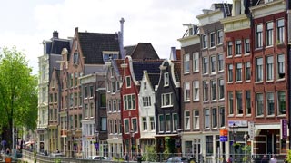 Architecture typique d'Amsterdam : les bâtiments sont si anciens que certains sont parfois inclinés, à cause parfois de fondations instables car entourées d’eau.