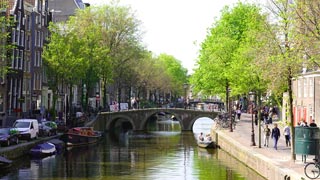 Les canaux sont un élément essentiel du charme d’Amsterdam.