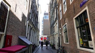 Les vieux bâtiments d'Amsterdam sont souvent inclinés.