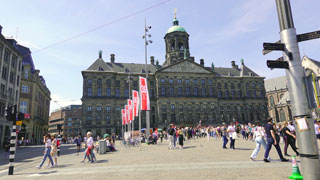 Le Palais Royal, qui fait face à la place du Dam, est l'un des endroits les plus fréquentés d'Amsterdam.