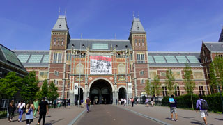 La façade sud (entrée principale) du Rijksmuseeum ( galerie d'art nationale ) à Amsterdam.