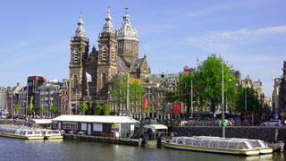 Devant la gare centrale d'Amsterdam, la basilique Saint-Nicolas.