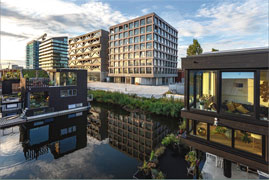 Schoonschip : maisons flottantes très sophistiquées et modernes installées sur un canal de la ville.
