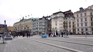 Stockholm : Le bâtiment avec les drapeaux sur la gauche est le célèbre Grand Hôtel de Stockholm.