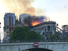La Cathédrale Notre-Dame de Paris en flammes.
