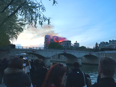 L’incendie de Notre-Dame de Paris : les Parisiens, en état de choc, regardent la Cathédrale en flammes.