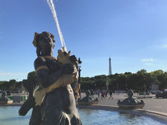 Une des fontaines au milieu de la Place de la Concorde.