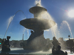 Une des fontaines au milieu de la Place de la Concorde.