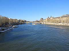 La Musée du Louvre vue du Pont des Arts ( sur la droite )