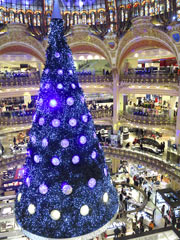 L'intérieur du grand magasin Printemps.