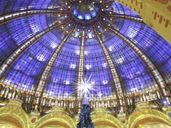 L'intérieur du grand magasin Printemps.