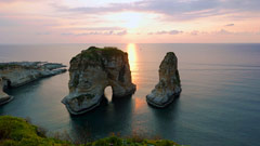 レバノンのベイルート市の観光スポット：ラウシェ地区：地中海に浮かぶ「鳩の岩」という巨大な岩