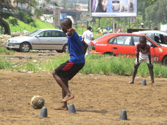 サッカーの練習を裸足で