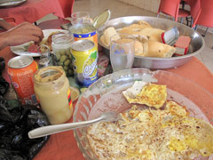 マリとセネガルの国境近く：路沿いの食堂。
