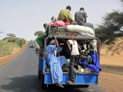 セネガルとマリ共和国の国境に向かう路