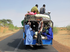 セネガルとマリ共和国の国境に向かう路