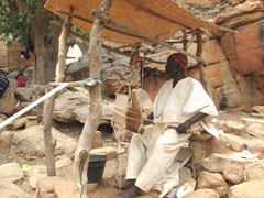 ドゴン族の世界では機織りは男の仕事