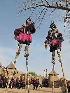 ドゴン族の仮面踊りの竹馬