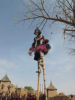 ドゴン族の仮面踊りの竹馬