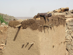 ドゴン族：民家の泥塗り直し：家の修復