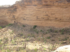 ドゴン族の地のバンディアガラの断崖とドゴン族の村