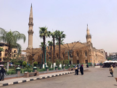 アル・アズハル・モスクの向かい側：ハン・ハリーリ・バザールの入り口