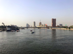 カスル·エル·ニル橋から見たカイロ市内のナイル川