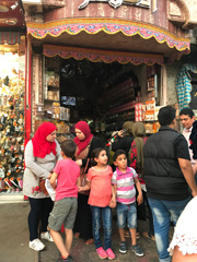 買い物中のカイロ市民