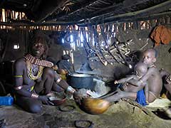 エチオピアのオモ川下流域のハマル族，又はハマー族
