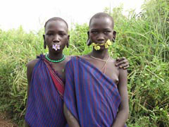 スリ族：エチオピアオモ川流域の少数民族：裸族のスリ族