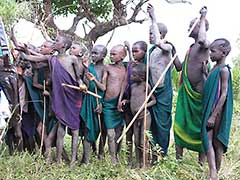 スリ族：エチオピアオモ川流域の少数民族：裸族のスリ族